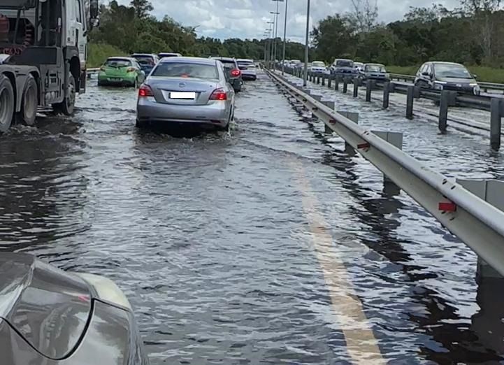 Flooding causes long traffic queues along Brunei's Muara&ndash;Tutong Highway